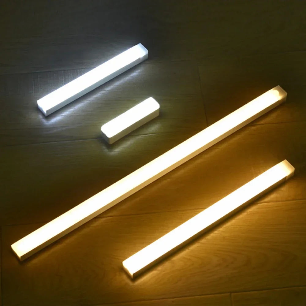 Luzes Noturnas com Sensor de Movimento // Lâmpada LED Sem Fio // Recarregável por USB // Magnética // Para: Guarda-Roupas, Armários, Cozinha, Corredor, etc.