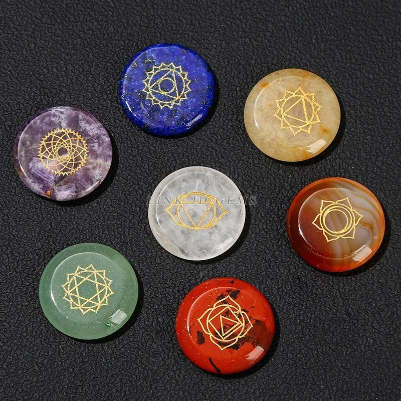 Pedra de cura 7 Chakra Esculpido Reiki // Símbolo // Conjunto de Cristal Plano // Conta Redonda Com Sete Estrelas // Placa de Madeira Para Meditação e Equilíbrio