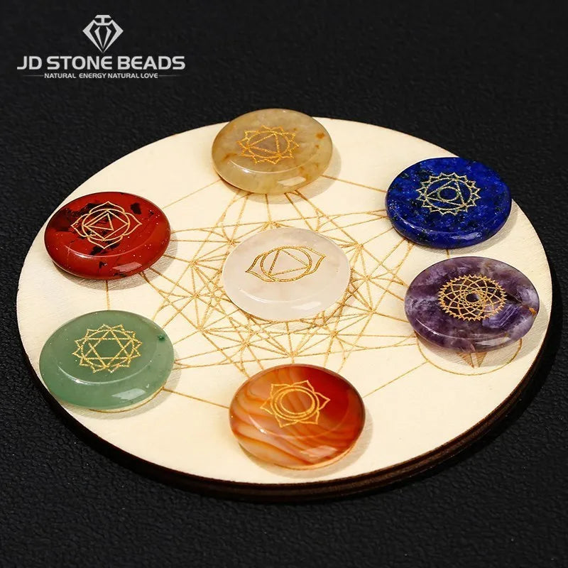 Pedra de cura 7 Chakra Esculpido Reiki // Símbolo // Conjunto de Cristal Plano // Conta Redonda Com Sete Estrelas // Placa de Madeira Para Meditação e Equilíbrio