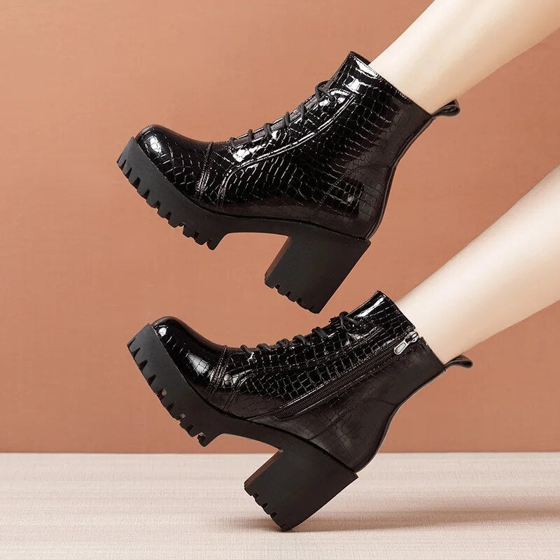 Botas Femininas de Plataforma // Sapatos Outono / Inverno 2023 // Fundo Grosso// Altura do Salto 8cm // Tamanhos 32-43 // Modelo Britânico // Lindas Botas de Salto Alto