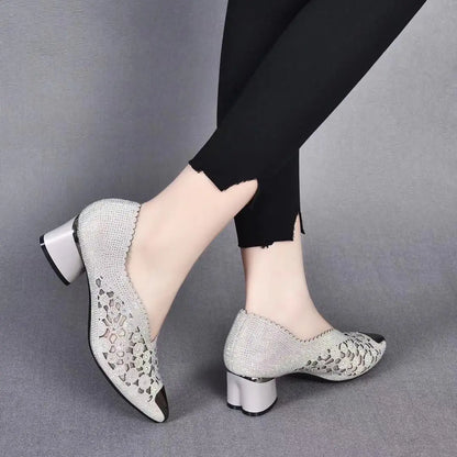 Sapatos Femininos Plus Size 41-43 // Botas Curtas Confortáveis c/ Salto em Formato de Coração // Sandálias de Verão c/ Recortes, Strass e Bico Fino.