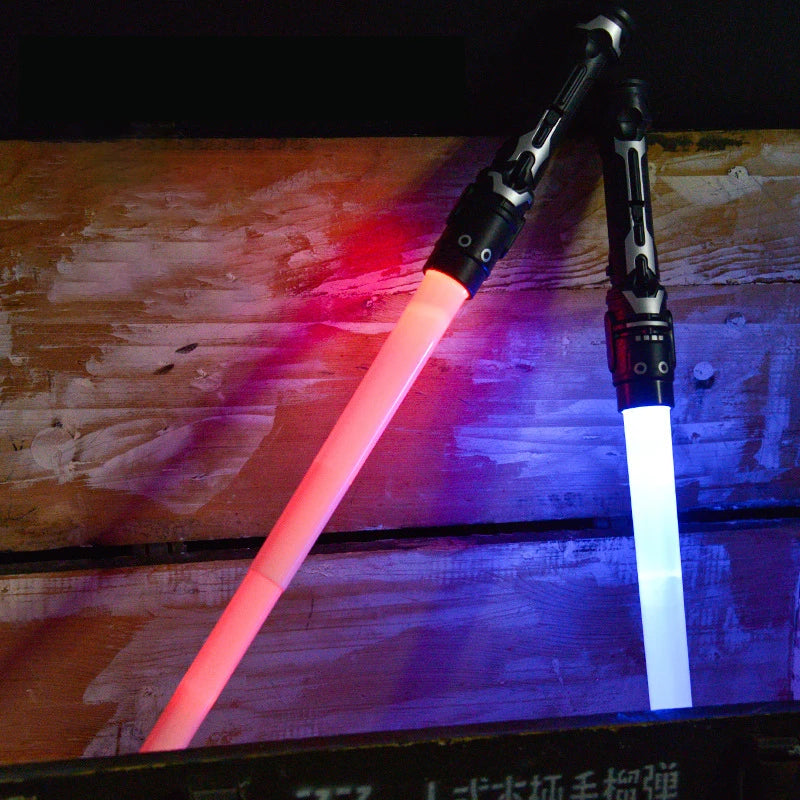 Espada de Brinquedo Colorida e Brilhante // Espada Laser // Sabre de Luz Vermelho e Azul // Sabre Duplo Telescópico c/ Música, p/ Cosplay // Brinquedo Infantil Incrível c/ Luzes Piscantes.