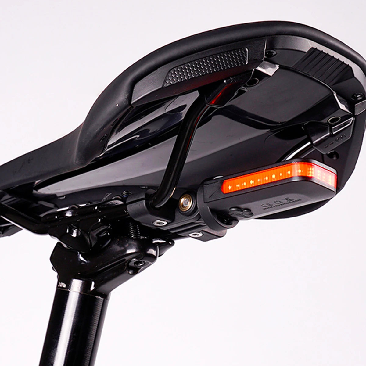 Lanterna Traseira de Bicicleta RAVEMEN CL01 Pro em LED // Recarregável Via USB-C // Com Acendimento Automático // Sensor de Freio // Visibilidade Lateral e Suporte de Atualização.