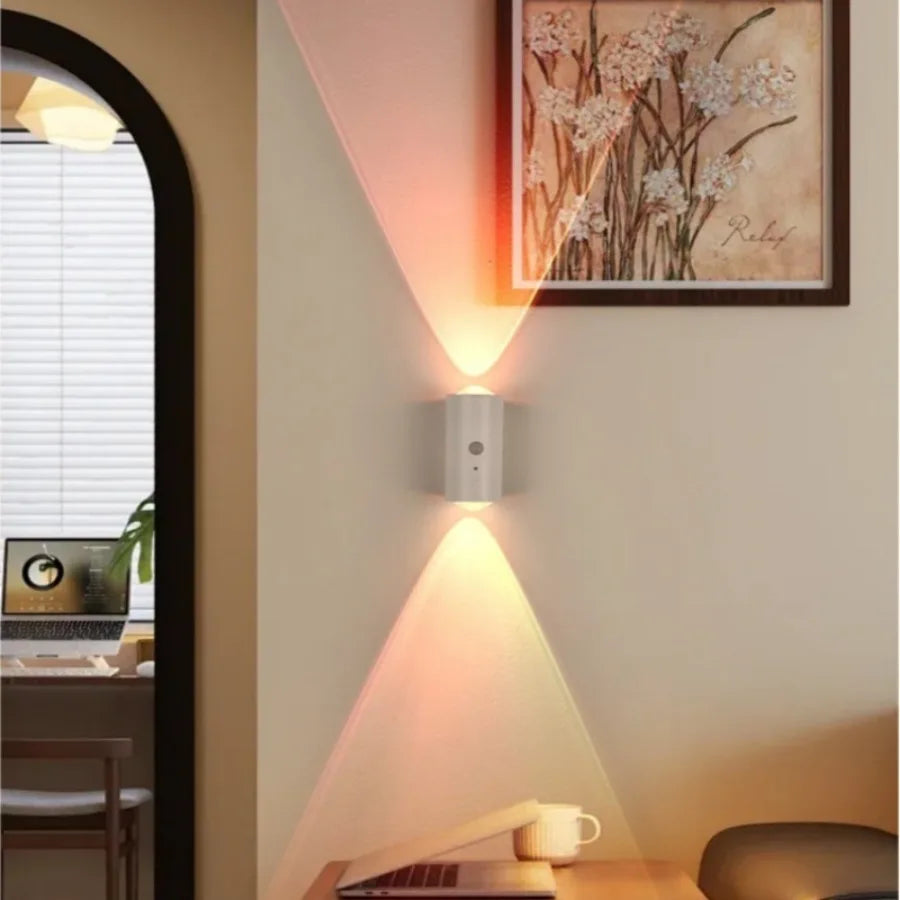 Luminária de Parede Inteligente c/ Sensor Infravermelho e Carregamento // Instalação Magnética Autoadesiva // Holofote RGB // Ideal p/ Decoração // Iluminação Ambiente e Luz Noturna.