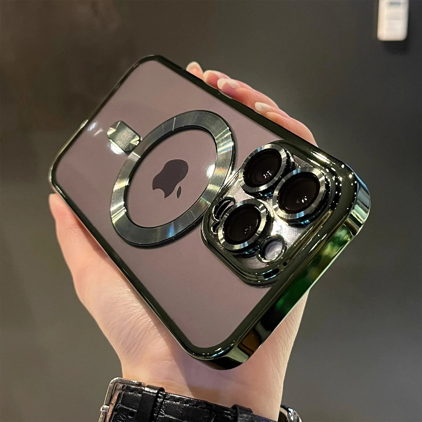 Capa Transparente de Luxo c/ Revestimento Magnético p Carregamento s/ Fio MagSafe para iPhone 16, Plus.
